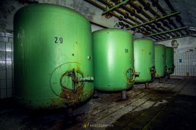 Eine Reihe grüner Tanks in einem Gebäude