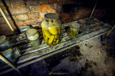 Ein Haufen Bananen, die auf einem Tisch sitzen