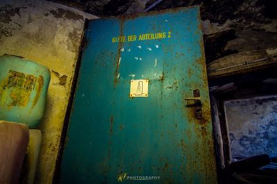 Eine blaue Tür mit einem Schild darauf