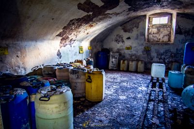 Ein Zimmer mit viel Müll und anderen Gegenständen