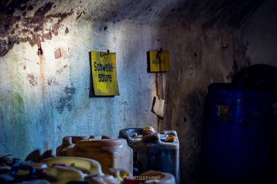 Ein Haufen schmutziger Sachen in einem schmutzigen Raum