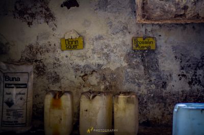 Eine Wand mit einem Bündel Flaschen und einem Schild, das Milch sagt