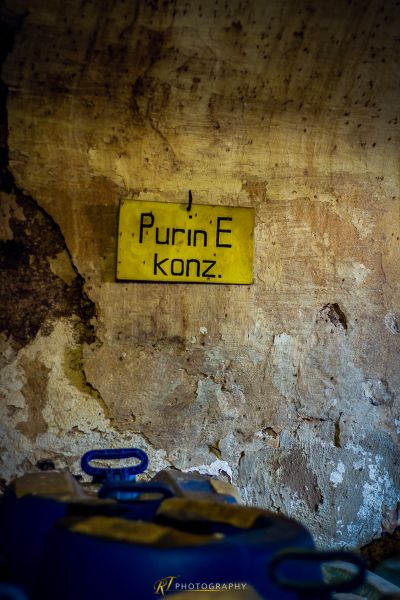 Ein Schild an einer Wand, das Spaß sagt