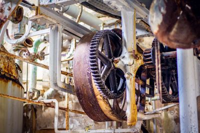 Eine Maschine mit einem großen Zahnrad innerhalb einer Fabrik