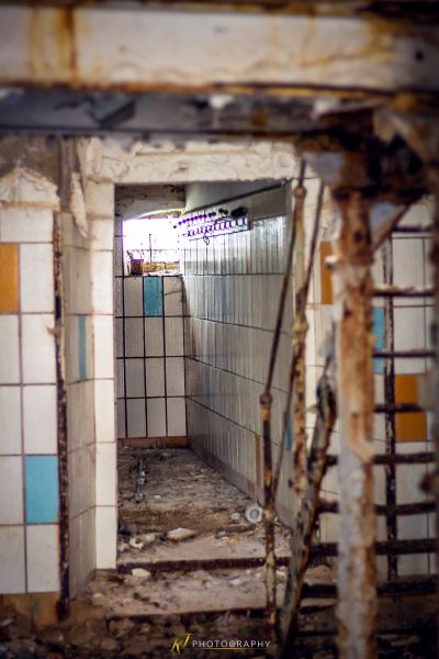 Ein Raum mit einer zerbrochenen Wand und einem Schild