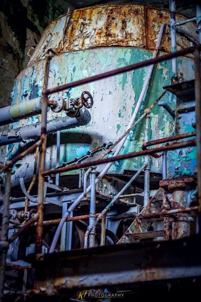 Ein verrosteter Tank sitzt in einem Gebäude