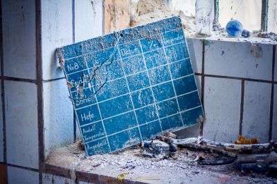 Ein blaues Schild, das auf einem Trümmerhaufen sitzt