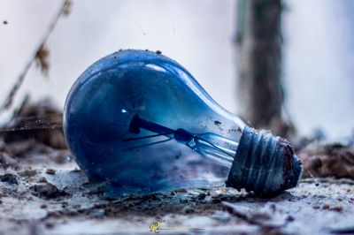 Eine Glühbirne mit einer Uhr darin