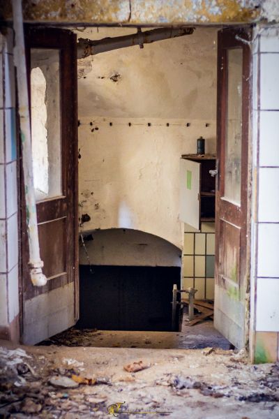 Ein altes Zimmer mit Herd und Tür