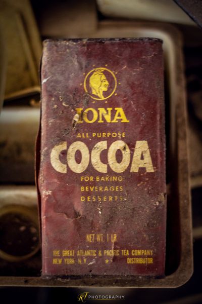 Eine Schachtel Kakaoschokolade auf einem Tisch sitzend