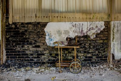 Ein kaputtes Fahrrad sitzt in einem Raum mit einer Wand