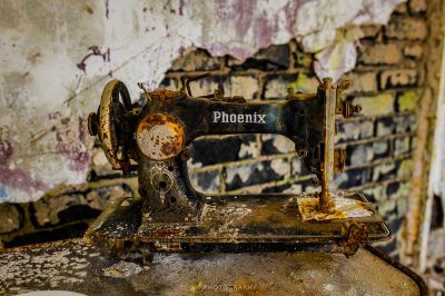 Eine schmutzige alte Nähmaschine