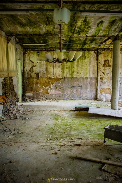 Ein Zimmer mit Deckenventilator und Stuhl