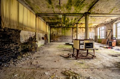 Ein Zimmer mit einer Ziegelwand und einem Stuhl