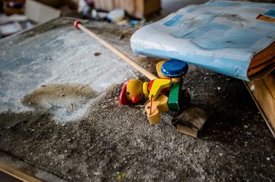 Ein Spielzeugauto auf einem Tisch