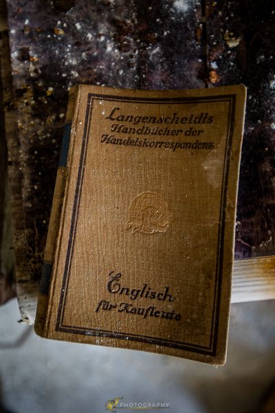 Ein Buch sitzt auf einem Tisch