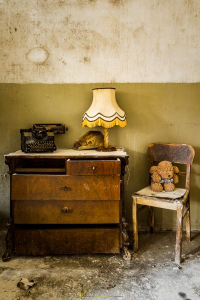 Ein Stuhl und ein Schreibtisch in einem Zimmer