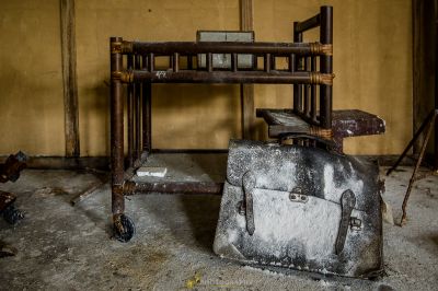 Einen Stuhl und einen Koffer in einem Zimmer