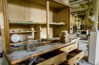 Ein Workben mit vielen Werkzeugen darauf