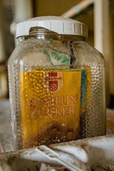 Eine Flasche Bier auf einem Tisch sitzend