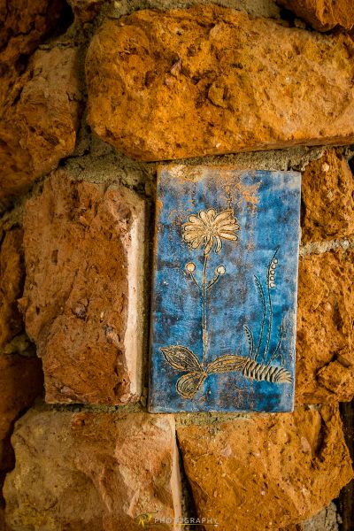 Eine blaue Fliese auf einer Ziegelwand