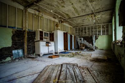 Ein Zimmer mit Kühlschrank und Kühlschrank