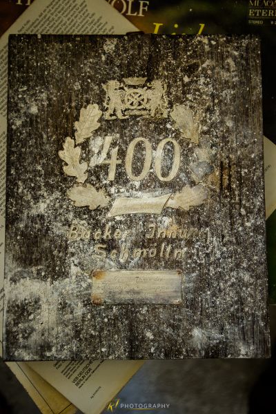 Ein Buch mit einem Bild eines Mannes darauf