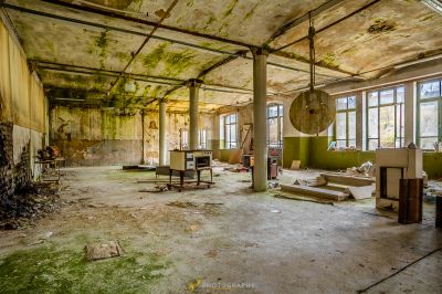 Ein Zimmer mit vielen Trümmern und einem kaputten Stuhl