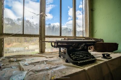 Eine Schreibmaschine, die auf einem Tisch in einem Raum sitzt