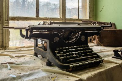 Eine alte Schreibmaschine, die auf einem Tisch sitzt