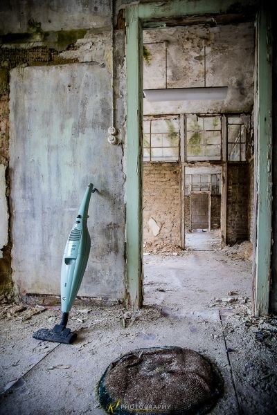 Ein grünes Gebläse sitzt in einem Raum mit einem Loch im Boden