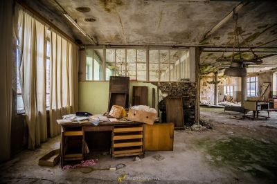 Ein Zimmer mit Schreibtisch und Stuhl