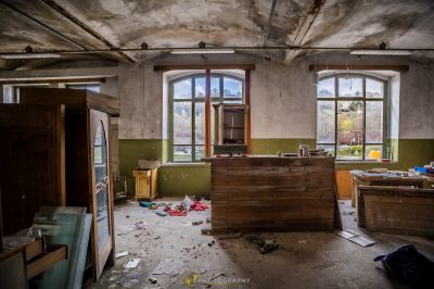 Ein Zimmer mit viel Schutt und viel Müll