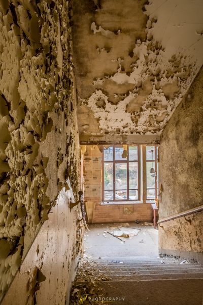 Ein Raum mit viel Peeling Farbe