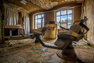 Ein Zimmer mit einem gebrochenen Stuhl und einem Feuer Hydra