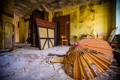 Ein Zimmer mit einem Haufen Holz und einem Stuhl