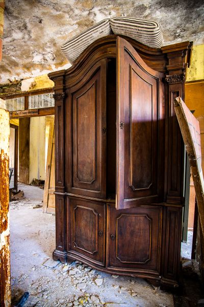 Ein sehr alter hölzerner Schrank in einem heruntergekommenen Haus
