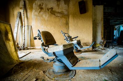 Ein Stuhl, der in einem Raum sitzt