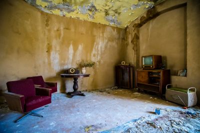 Ein Zimmer mit Stuhl und Fernseher