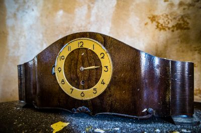 Eine Uhr auf einem Tisch