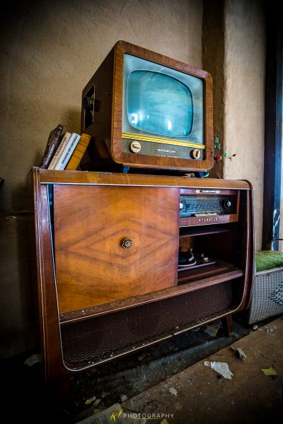 Ein Fernseher, der auf einem hölzernen Schrank sitzt