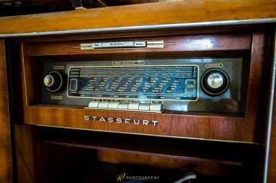 Eine Nahaufnahme eines Radios auf einem Tisch