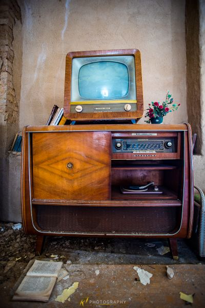 Ein Fernseher, der auf einem hölzernen Schrank sitzt