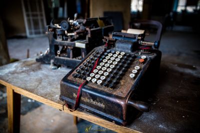 Eine Schreibmaschine, die auf einem Tisch in einem Raum sitzt