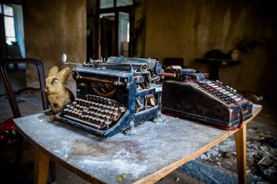 Eine Schreibmaschine, die auf einem Tisch in einem Raum sitzt