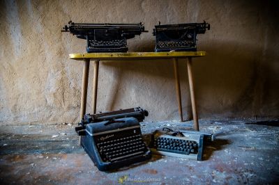 Zwei Schreibmaschinen auf einem Tisch