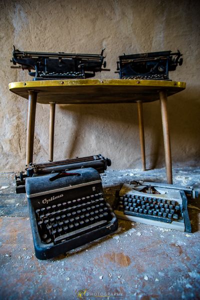 Eine Schreibmaschine und eine Schreibmaschine auf einem Tisch