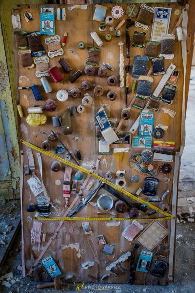 Eine Holztür mit einem Haufen Junks drauf