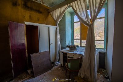 Ein Zimmer mit Tisch und Stuhl