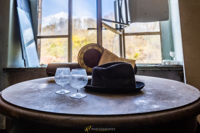 Einen Hut und ein Glas auf einem Tisch